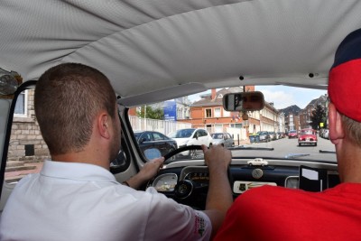 Vincent un peu à l'étroit dans une Dauphine Renault