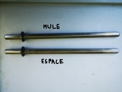 9a.jpg (63.84 Kio) Vu 4990 fois Axes hexagonal : en haut celui de la mule, en bas celui défectueux démonté