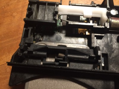 2F2F6B52-5DDB-4A88-8B24-43C20778F7B1.jpeg (240.08 Kio) Vu 2997 fois On voit son fonctionnement en insérant la clé: ça appuie légèrement sur la languette qui appuie sur le bouton