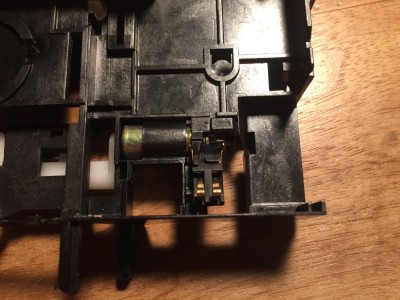 F9FE5380-8F37-43B9-998C-C702E89D96C2.jpeg (273.46 Kio) Vu 2997 fois Un détail qui m’a paru intéressant: le moteur est alimenté par des pattes qui viennent toucher le circuit imprimé, c’est la seule pièce montée dans le plastic
