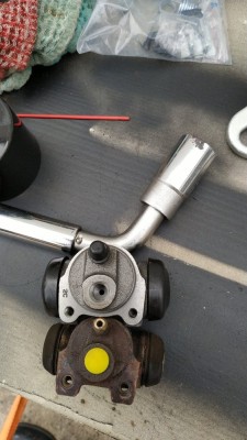 Différence Bendix-Lucas.jpg (124.44 Kio) Vu 4236 fois Différence Cylindre Bendix (le neuf) et Lucas (l'ancien)