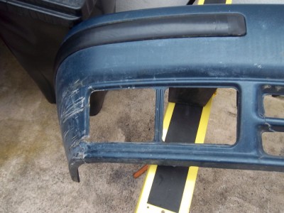 IMGP7001.JPG (208.54 Kio) Vu 2597 fois L'état du Pare-choc, pas joli-joli !