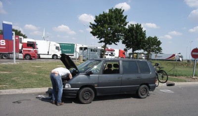 Julien le nez dans le moteur