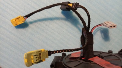 Les connecteurs jaunes sont ceux de l'air-bag. Celui d'origine avec les maillons surmoulés et l'autre avec deux fils soudés.