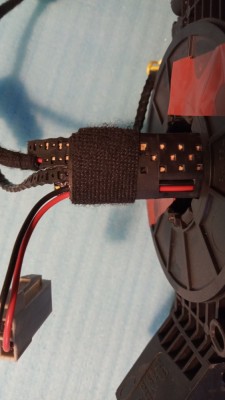 La fameuse platine qui fait l'intermédiaire entre le circuit imprimé souple et les connecteurs (ici isolée avec un adhésif noir).