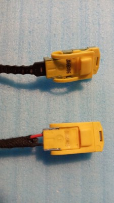 Les deux connecteurs d'air-bag (celui d'origine et l'autre avec deux fils soudés car le connecteur peut être ouvert). On remarque la bosse sur la sécurité permettant de glisser une lame de tournevis pour faire levier.