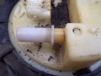 IMGP7369.JPG (157.02 Kio) Vu 2825 fois Même fissure que sur l'autre jauge.