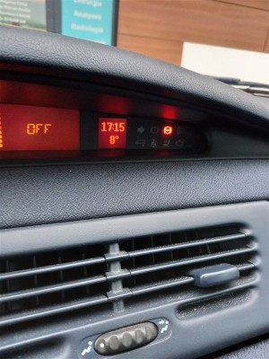 moteur en route et voiture à l'arrêt