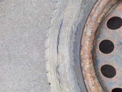 20250524_173824.jpg (112.64 Kio) Vu 2303 fois Complètement déchiré sur la bande de roulement ...