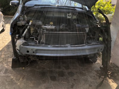 On aperçoit son connecteur (bleu ciel) sur la droite du bocal (quand on est volant, donc à gauche sur la photo)