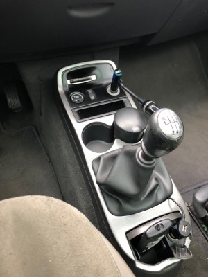 Les couleurs ne sont plus tout à fait celles d'origine. C'est un peu plus gris, mais la photo accentue la différence. Je reprendrai un jour mais c'est déjà nettement mieux que les plastiques collants. Notez l'alimentation de la caméra du pare-brise dans l'allume-cigare arrière