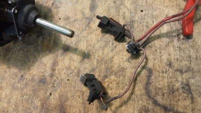 Chaque paire de charbon se démonte facilement (bien prendre des photos pour le remontage et l'affectation des différents câbles). Ici, les charbons d'origine après 19 ans d'usure.