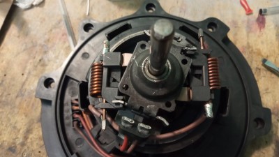 L'axe est lisse, c'est donc plus simple pour retirer et remettre la turbine.