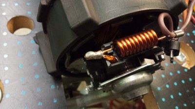 Chaque connexion est réalisée en l'entourant d'un fil de cuivre puis le tout est soudé. Un connecteur à sertir aurait été mieux mais les miens étaient trop petits.