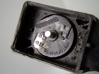 capteur assiette.jpg (342.45 Kio) Vu 5833 fois Vue des brossettes : ce n'est pas le coté arrondi qui frotte les pistes de carbone mais bien les extrémités vives (pas de rond)