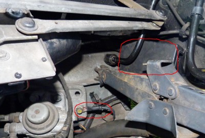 P1010805bis.JPG (891.14 Kio) Vu 3153 fois On peut voir la boite de relais où mon fil avait fondu et là où il était raccordé.